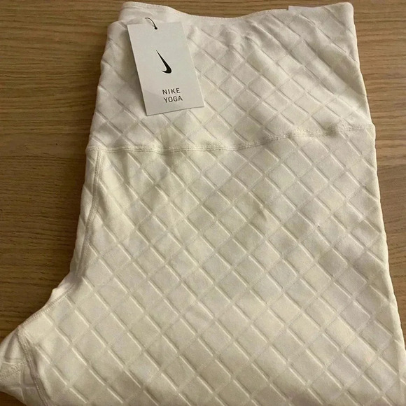 🆕Nike Yoga Luxe White High-Waisted Jacquard Capri 2X🆕 - Picture 5 of 15